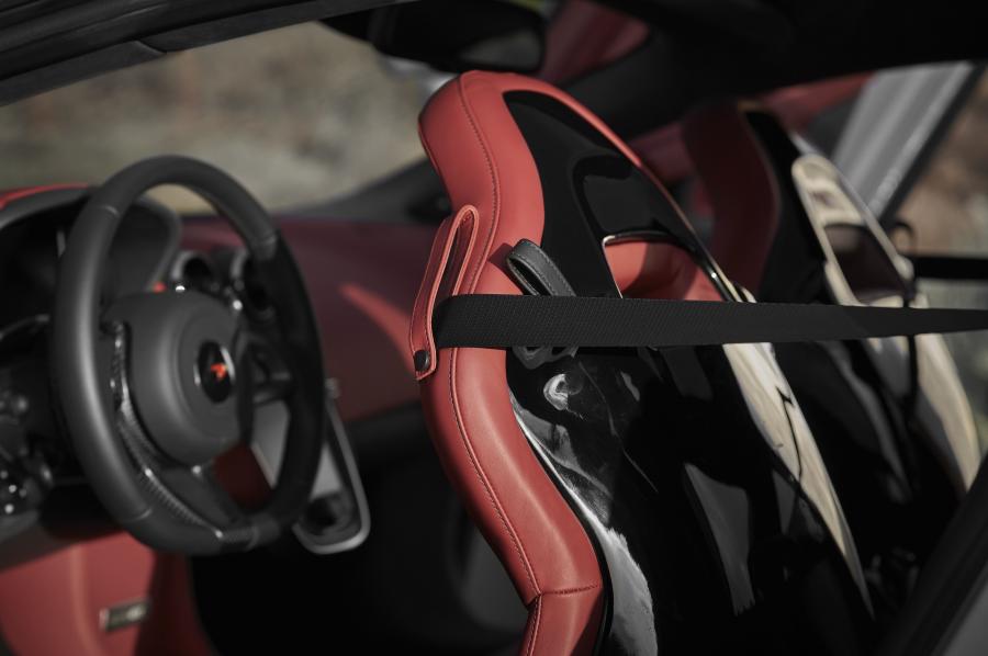 Интерьер McLaren 570GT 2016 года  (UK) (фото 120 из 125)
